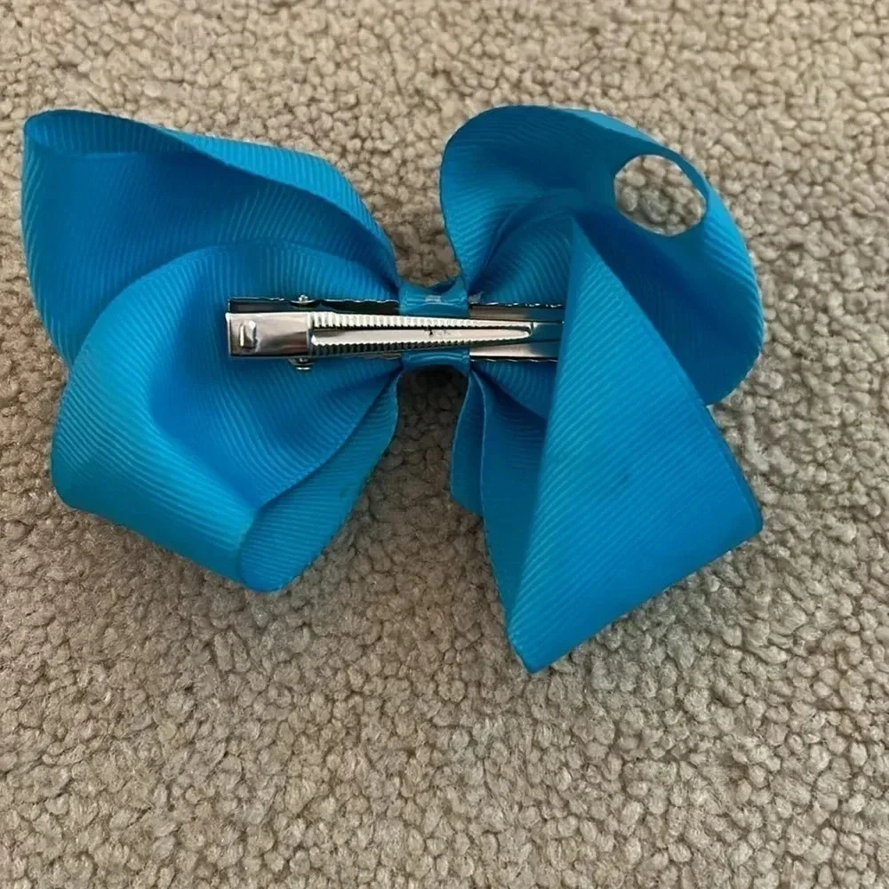 Blue ribbon clip on
